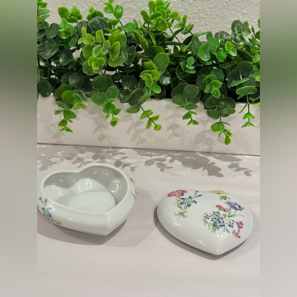 Elegant Porcelain Heart-Shaped, Jewelry Box Trinket Dish Mann "Spring Time" 1980 - Picture 8 of 10
